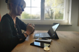 Dieses Bild zeigt Madame Invest beim studieren der aktuellen Investment Daten. Aufgenommen wurde das Bild in ihrem heimischen Office. Ihrem Place to be.