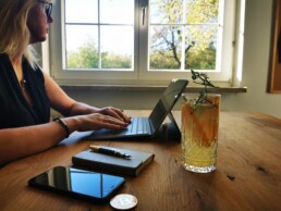 Entspannt bei einem kühlen Getränk die Gedanken kreisen lassen. Den Focus aber nie verlieren, denn es geht nur nach vorne. Bitcoin ist ein täglicher Begleiter geworden. Der Place to be in ihrem heimischen Office von Madame Invest.