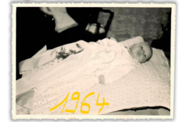 Madame Invest aka Christine Lawens in Jungen Jahren. Schon immer ein Familienmensch. Auch heute noch. Bild zeigt ein Kinderfoto von Früher.