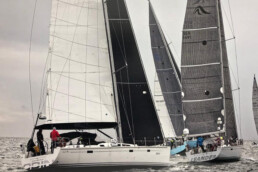 Das Bild zeigt den Lieblingssport der Autorin. Madame Invest liebt das Segeln, die wilde See, die Freiheit auf dem Wasser und das Abenteuer. Ein netter Nebeneffekt ist das Tambuilding an Bord der Yachten.